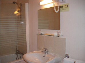 Shower, free toiletries, towels - Le Sofhotel (Forges-les-Eaux)