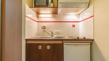 Superior Studio | Private kitchen | Fridge, microwave, stovetop, electric kettle