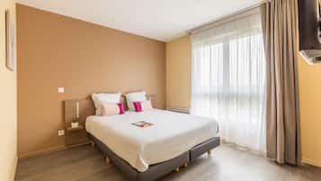 1 bedroom, desk, blackout curtains, soundproofing
