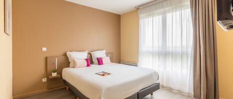 Appartement, 2 slaapkamers | 1 slaapkamer, een bureau, verduisterende gordijnen, geluiddichte muren