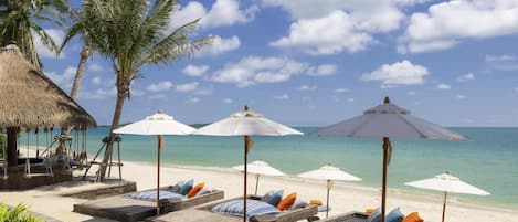 4 bars/lounges, 2 poolside bars, beach bar