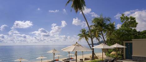 4 bars/lounges, 2 poolside bars, beach bar