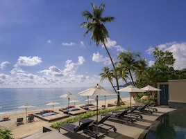 4 bares/lounges, 2 bares ao lado da piscina, bar na praia