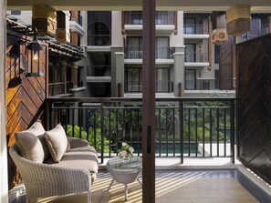 ห้องดีลักซ์ดับเบิล, เตียงใหญ่ 1 เตียง, วิวสระว่ายน้ำ (Beach Wing) | ตู้นิรภัยในห้องพัก, โต๊ะทำงาน, ผ้าม่านกันแสง, เตารีด/โต๊ะรีดผ้า