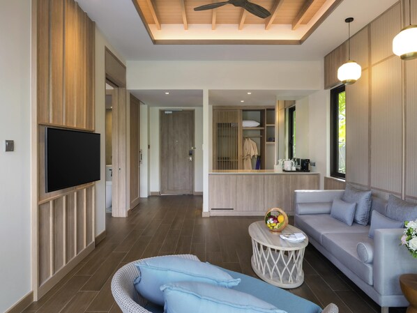 Villa, ved basseng | Safe på rommet, skrivebord, blendingsgardiner og strykejern/-brett