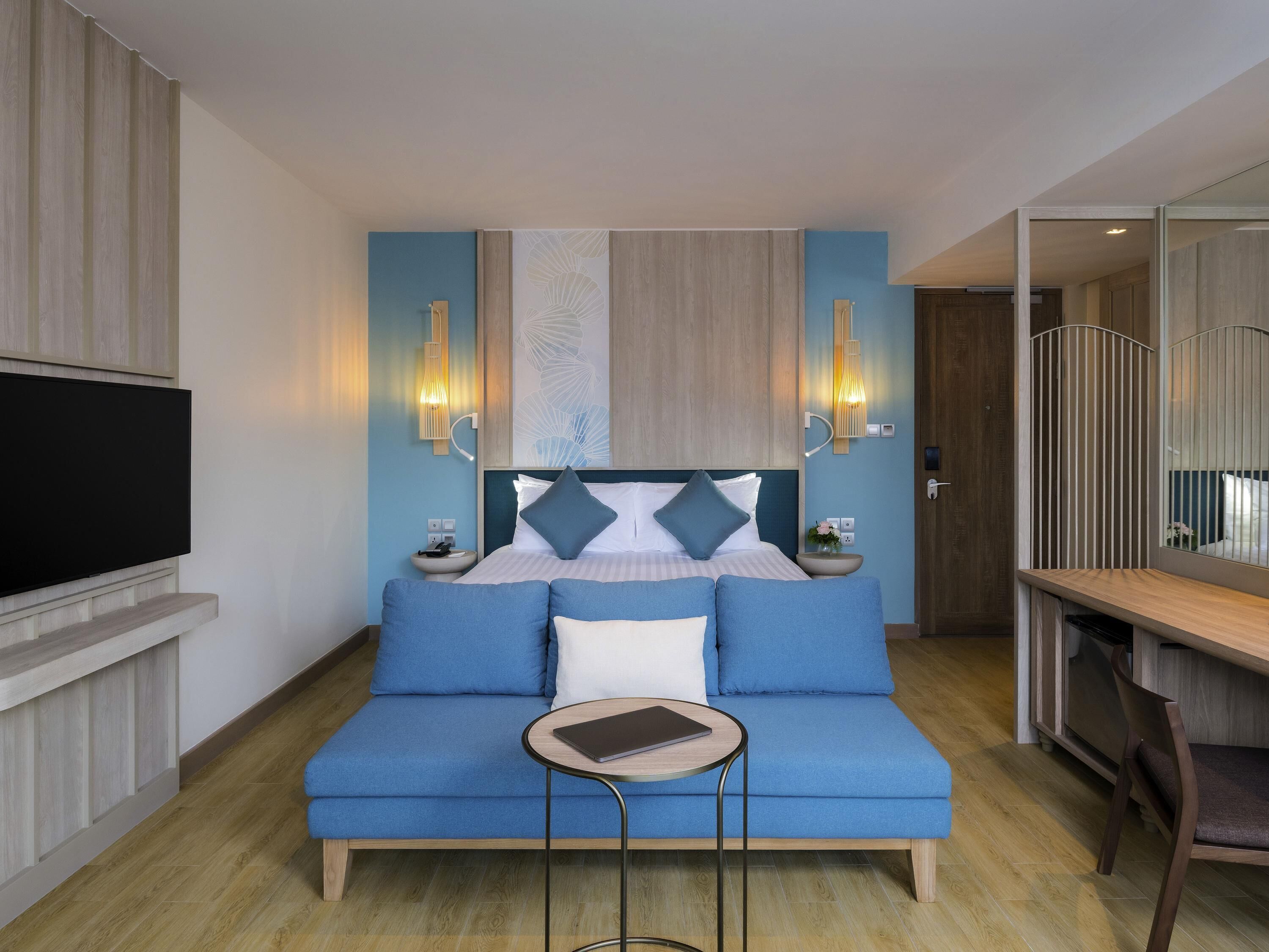 Suite junior, 1 cama King size, vista a la montaña | Caja de seguridad en la habitación, escritorio y cortinas blackout 