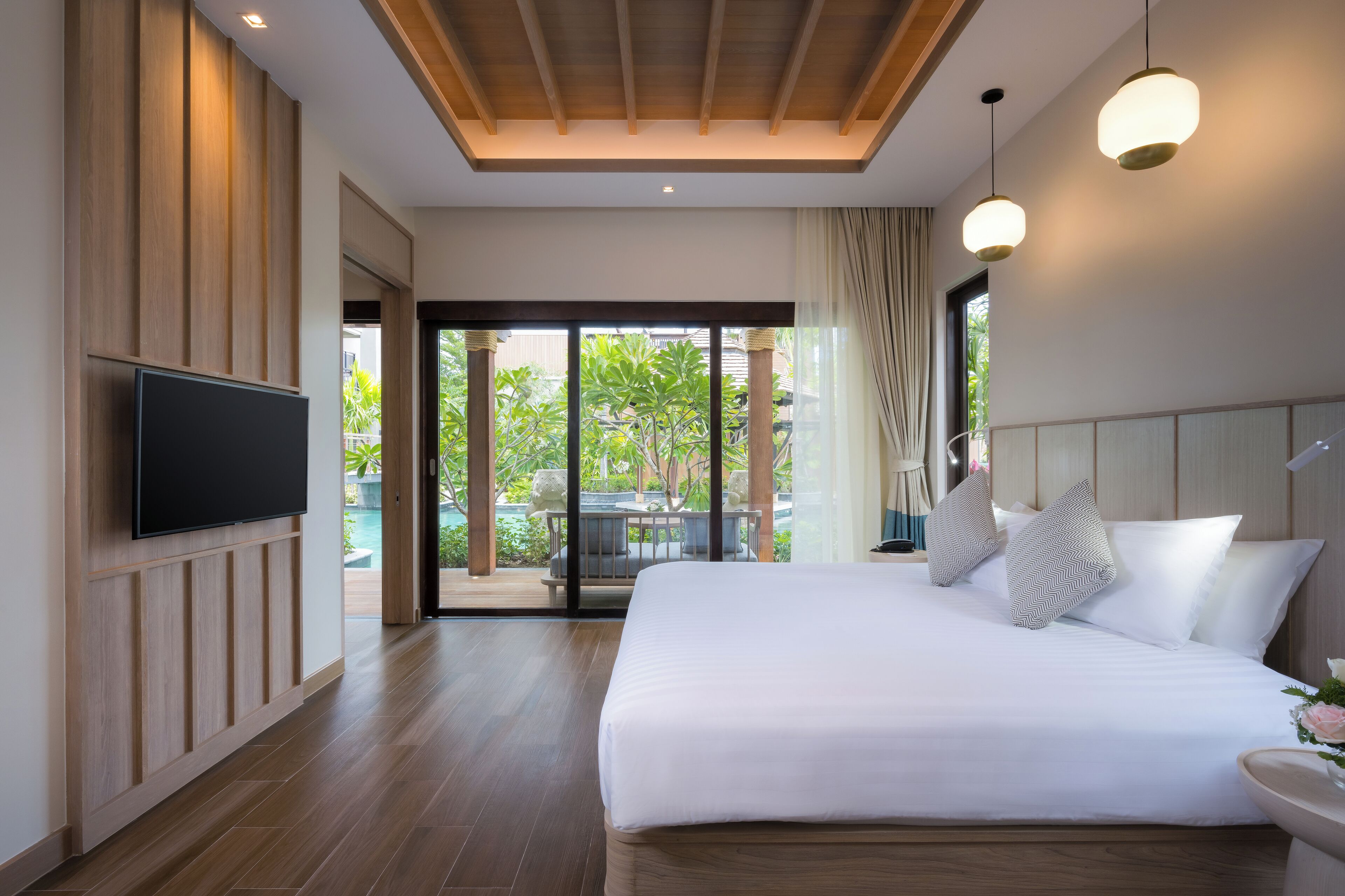 别墅, 池畔 | 客房内保险箱、办公桌、遮光窗帘、熨斗/熨板