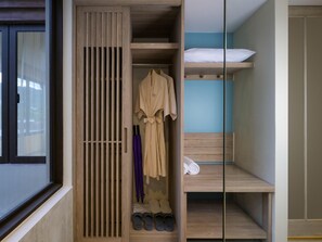 Phòng Suite Junior, 1 giường cỡ king, quang cảnh núi | Két bảo mật tại phòng, bàn, màn/rèm cản sáng, bàn ủi/dụng cụ ủi quần áo 
