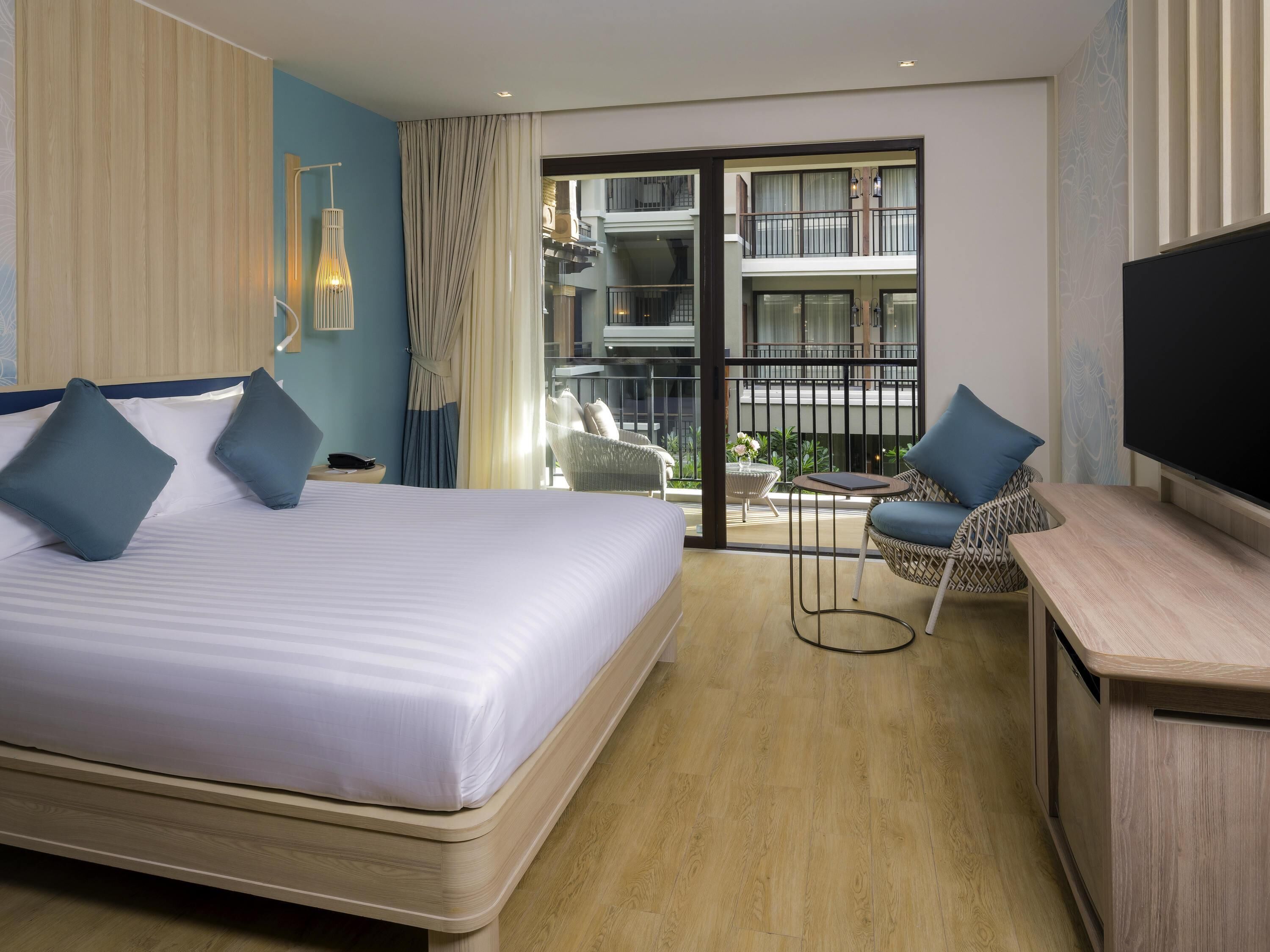 Habitación doble Deluxe, 1 cama matrimonial, vista a la alberca (Beach Wing) | Caja de seguridad en la habitación, escritorio y cortinas blackout 