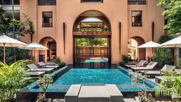 2 AuĂenpools, geöffnet von 07:00 Uhr bis 19:00 Uhr, LiegestĂŒhle