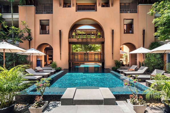 2 piscinas externas, funciona das 7h às 19h, espreguiçadeiras