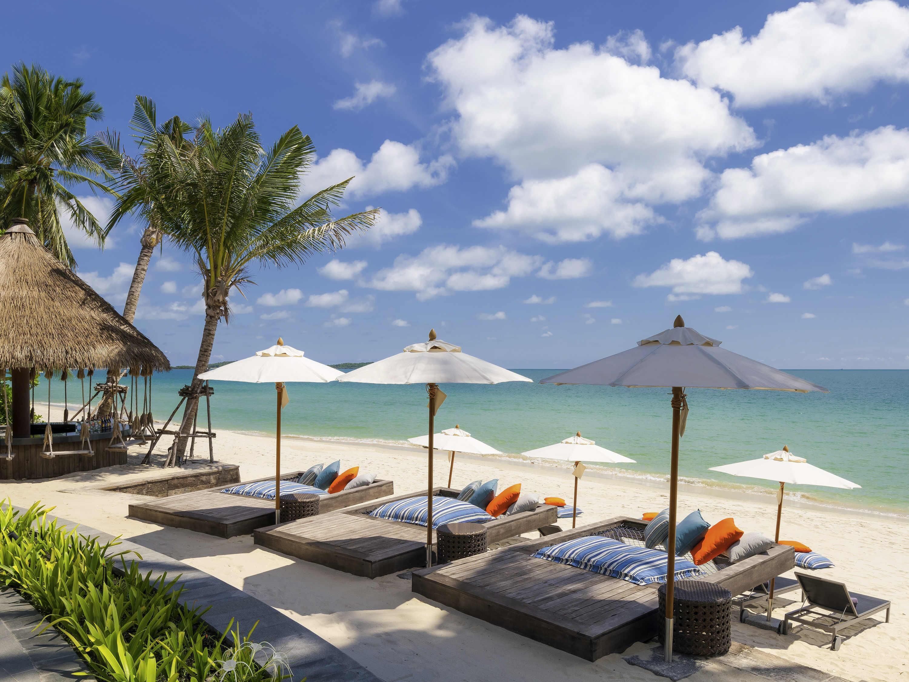 4 barer/lounger, 2 bassengbarer og strandbar