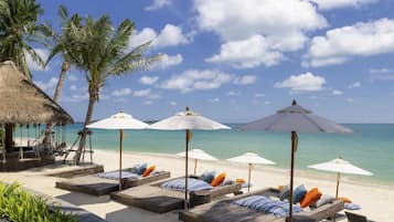 4 quầy bar/khu lounge, 2 quán bar cạnh hồ bơi, quán bar trên bãi biển