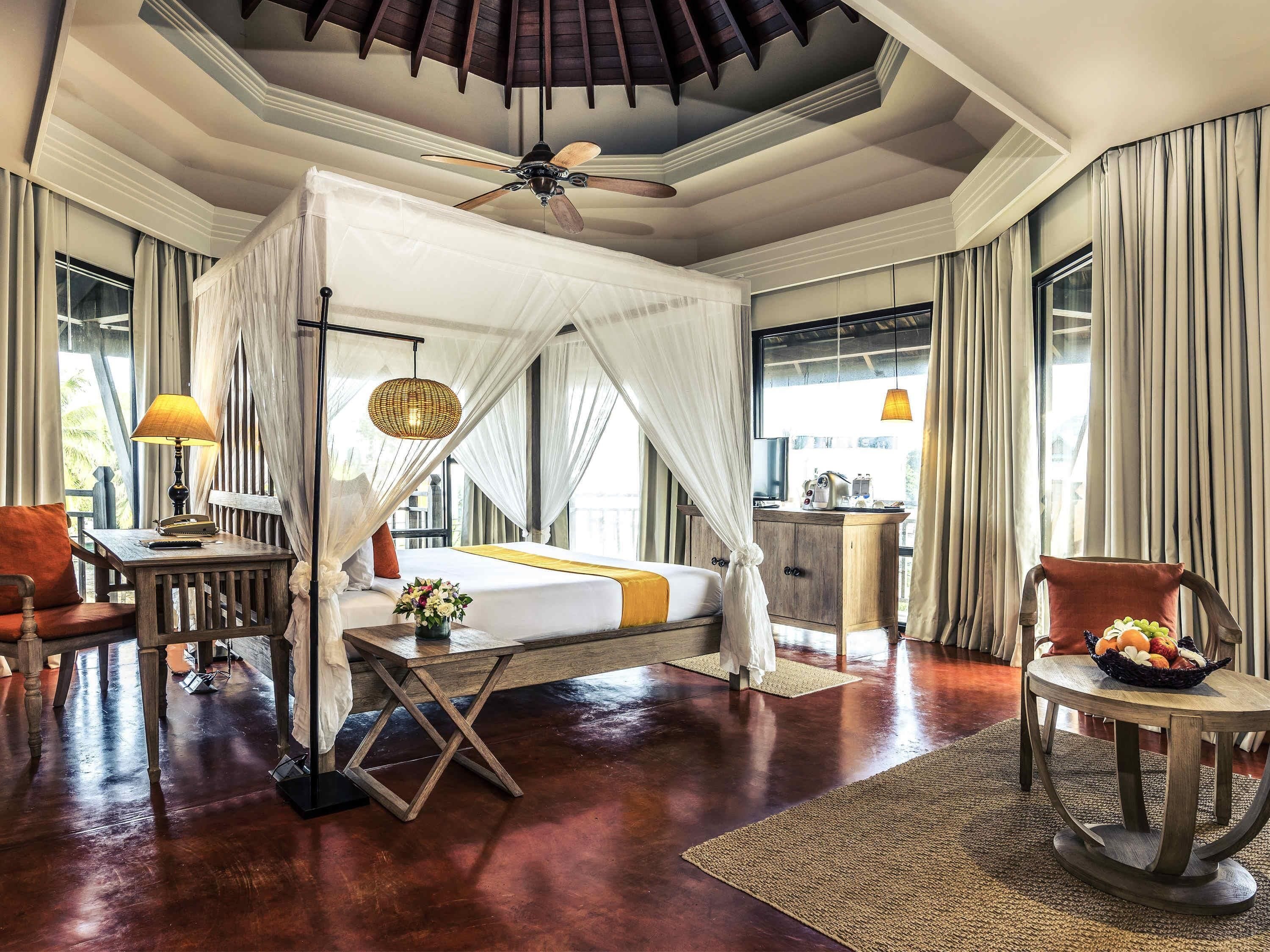 Junior Suite, 1 King Bed, City View | In-room safe, desk, blackout drapes, iron/ironing board