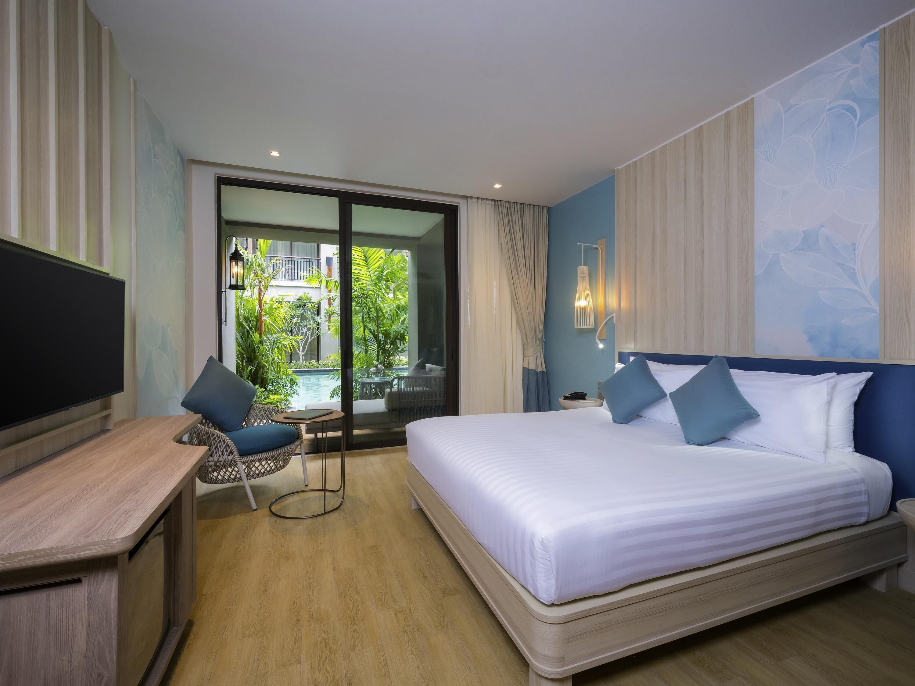 Habitación doble Deluxe, 1 cama matrimonial, acceso a la alberca (Beach Wing) | Caja de seguridad en la habitación, escritorio y cortinas blackout 