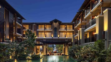 2 piscine all'aperto, con ingresso dalle 07:00 alle 19:00, lettini