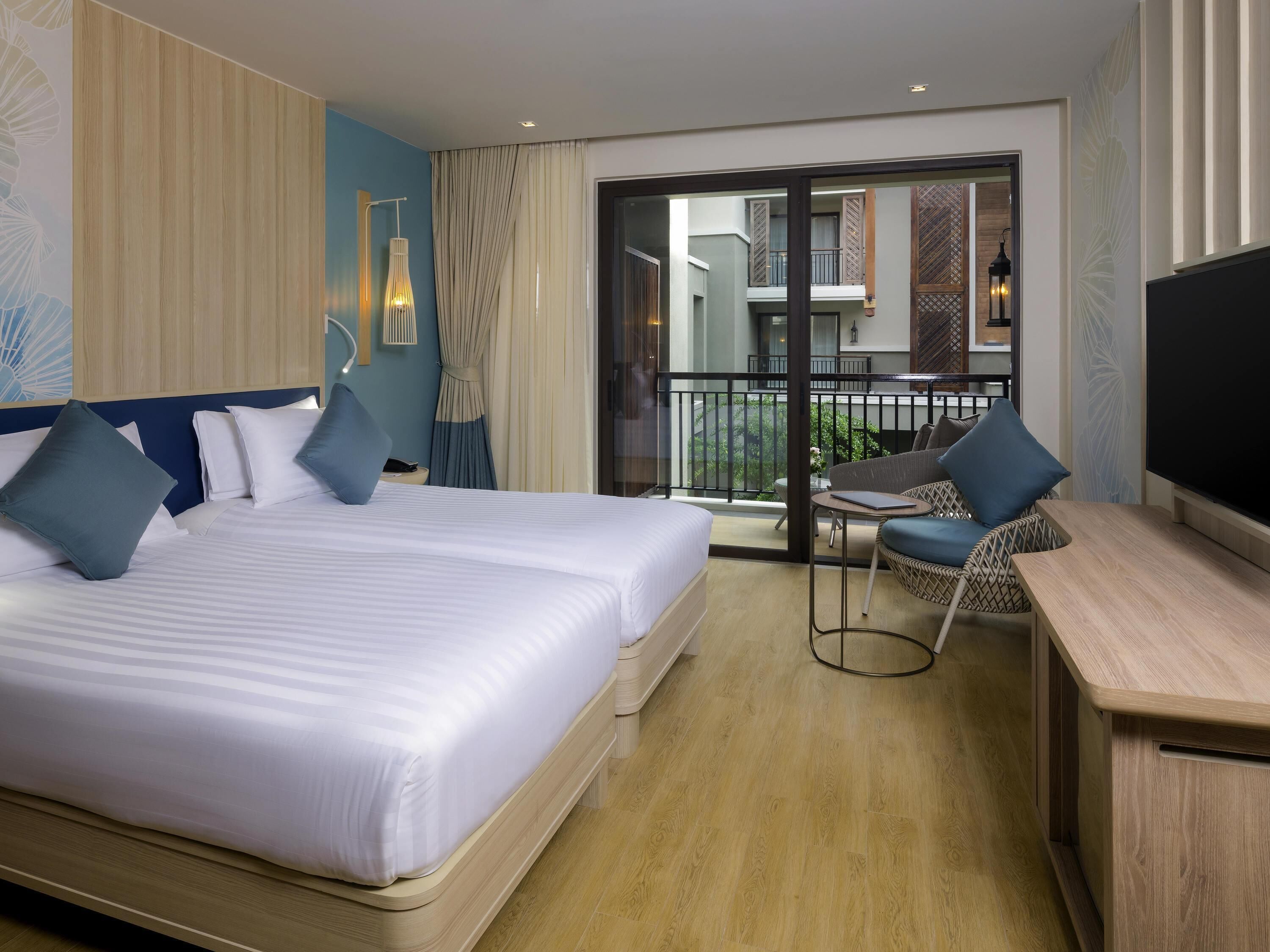 Habitación Deluxe, 2 camas individuales, vista a la alberca (Beach Wing) | Caja de seguridad en la habitación, escritorio y cortinas blackout 