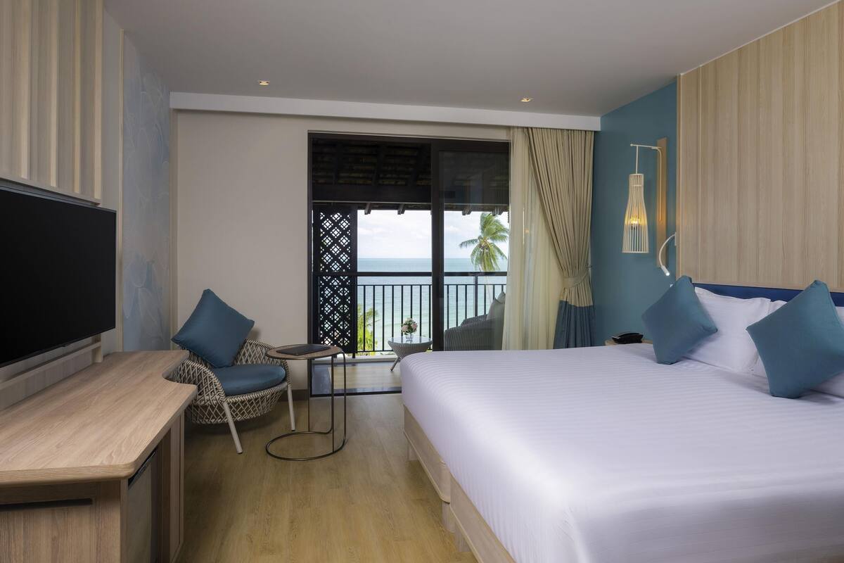 Deluxe Double Room, 1 Double Bed, Sea View (Beach Wing) | In-room safe, desk, blackout drapes, iron/ironing board