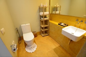 Chambre Standard, 2 lits une place (Garden Wing) | Salle de bain | Douche, articles de toilette écologiques, sÚche-cheveux, bidet