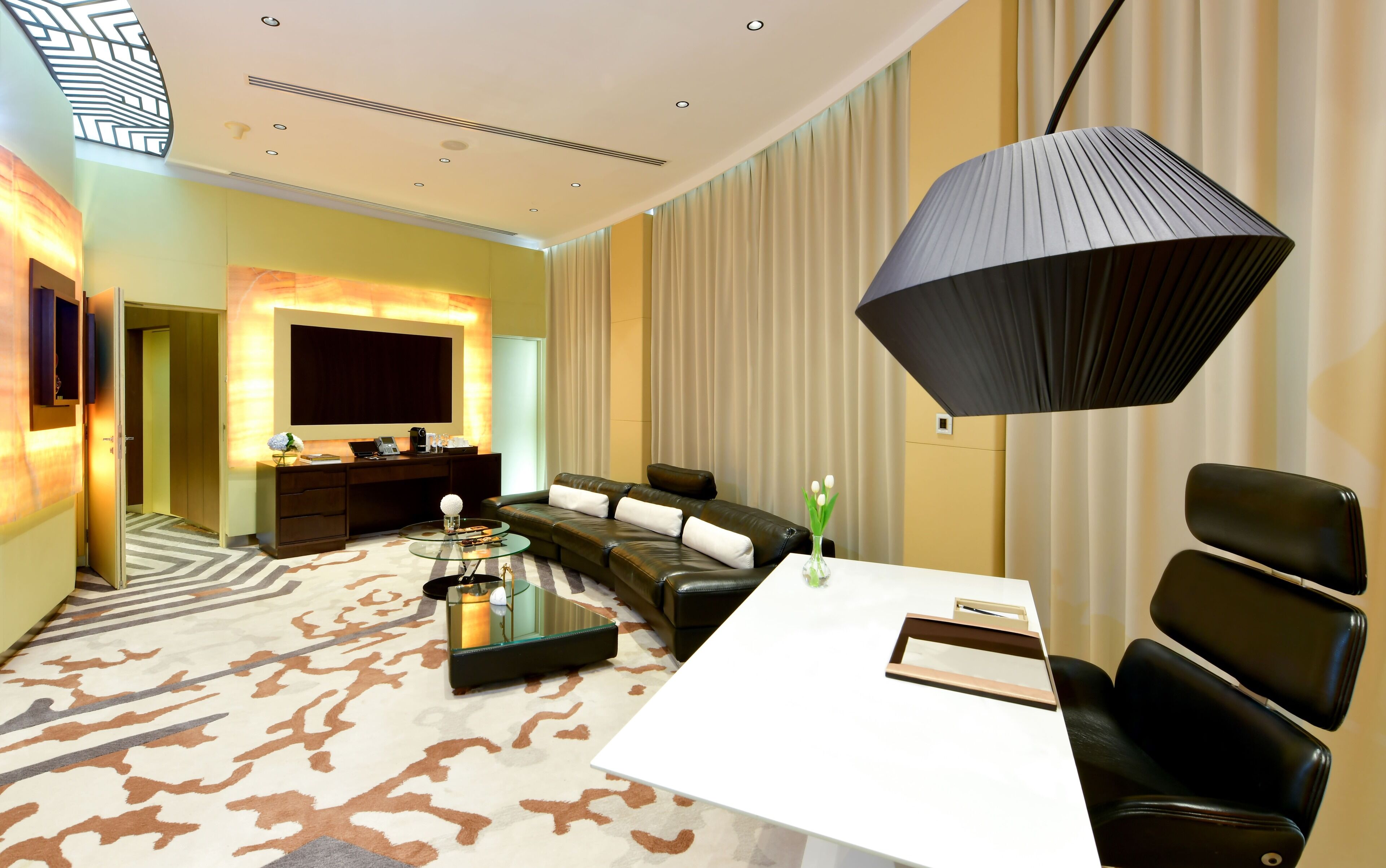 executive suite | premium bedding, minibar, in-room safe, desk