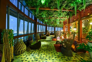 3 restaurants, breakfast, lunch, dinner served; international cuisine - The Torch Doha (Doha)