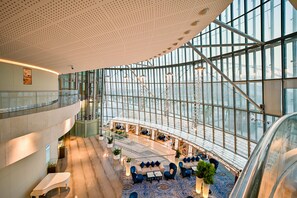 2 bars/lounges, poolside bar - The Torch Doha (Doha)