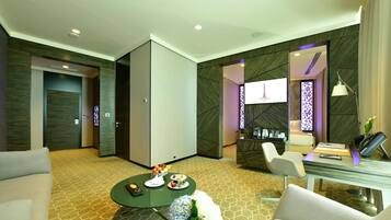 Suite simple Junior | Coin séjour | Télévision à écran plat de 40 pouces avec chaßnes par satellite