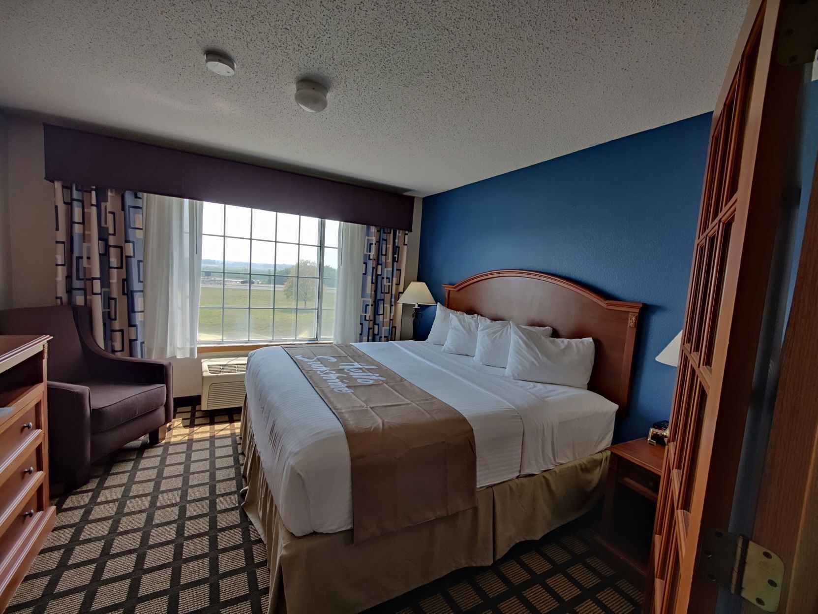 Värdeförvaringsskåp på rummet och strykjärn/strykbräda