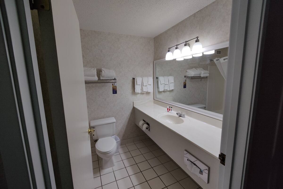 suite, multiple beds, non smoking (apartment) | bathroom | combined shower/bathtub, free toiletries, hair dryer, towels