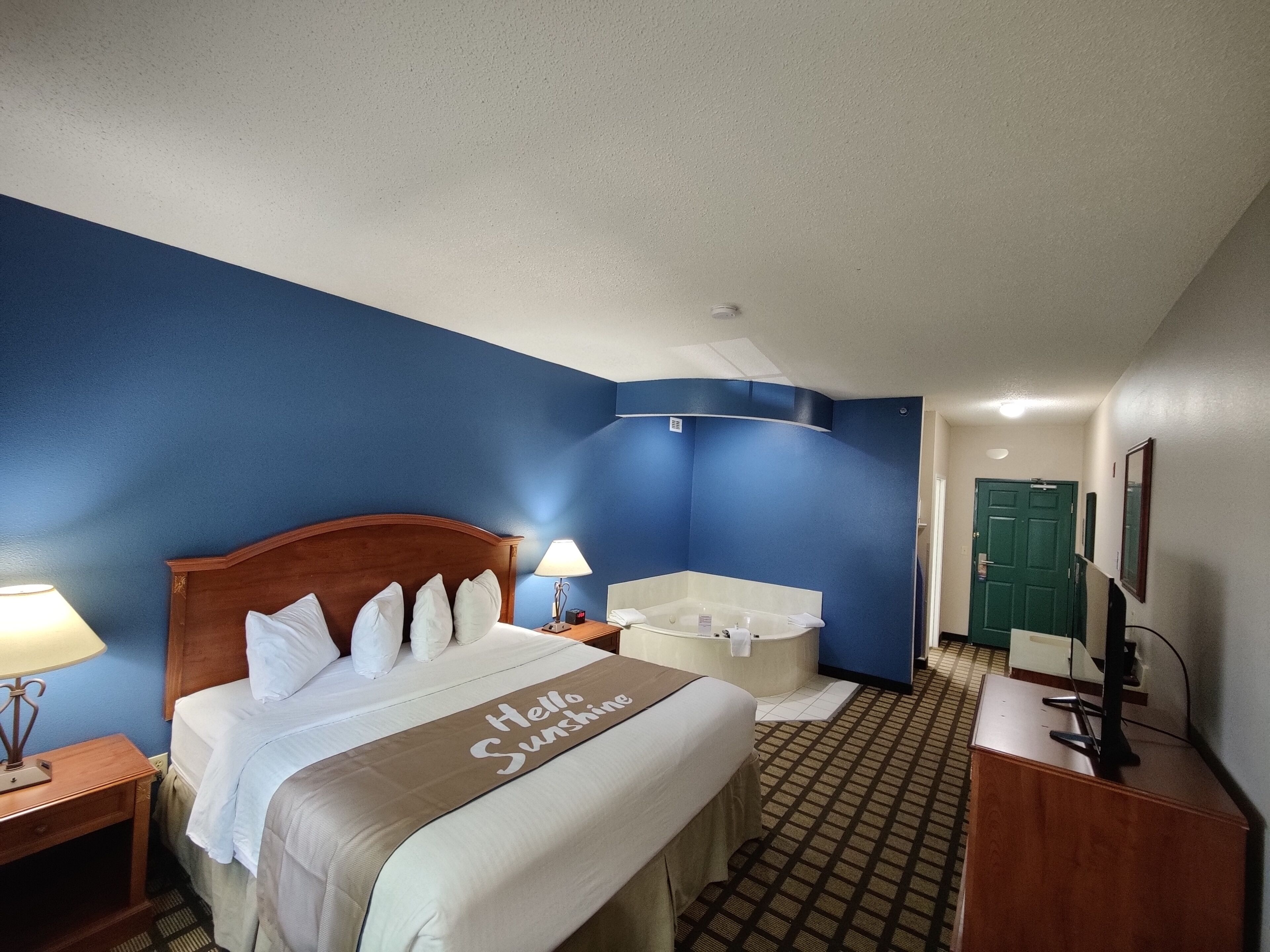 suite, 1 king bed, non smoking, jetted tub | in-room safe, iron/ironing board, free cots/infant beds, rollaway beds