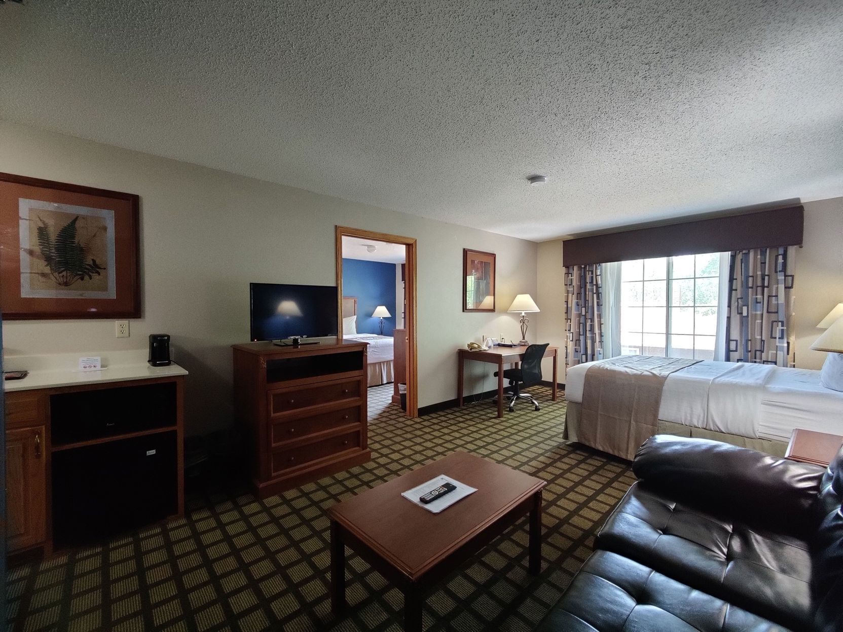 Värdeförvaringsskåp på rummet och strykjärn/strykbräda