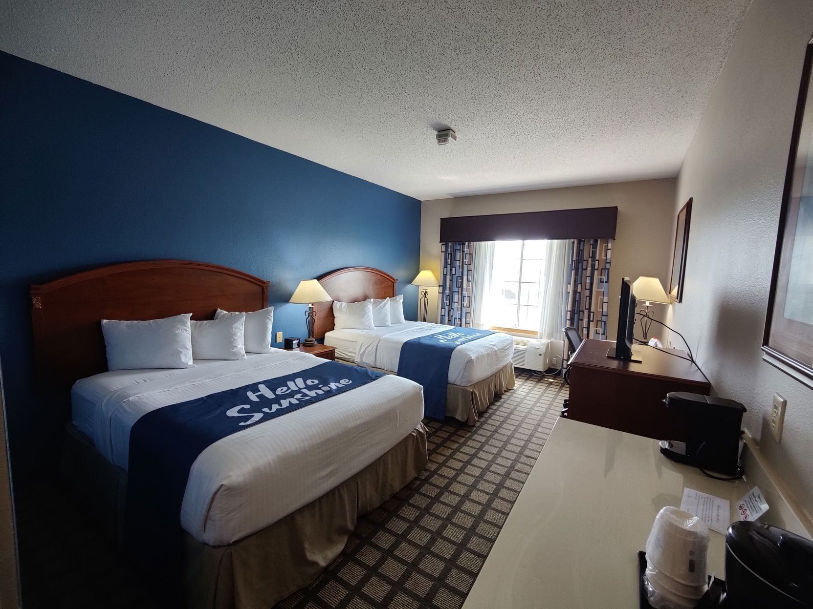 Värdeförvaringsskåp på rummet och strykjärn/strykbräda