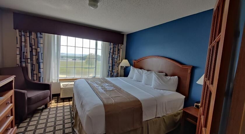 Värdeförvaringsskåp på rummet och strykjärn/strykbräda