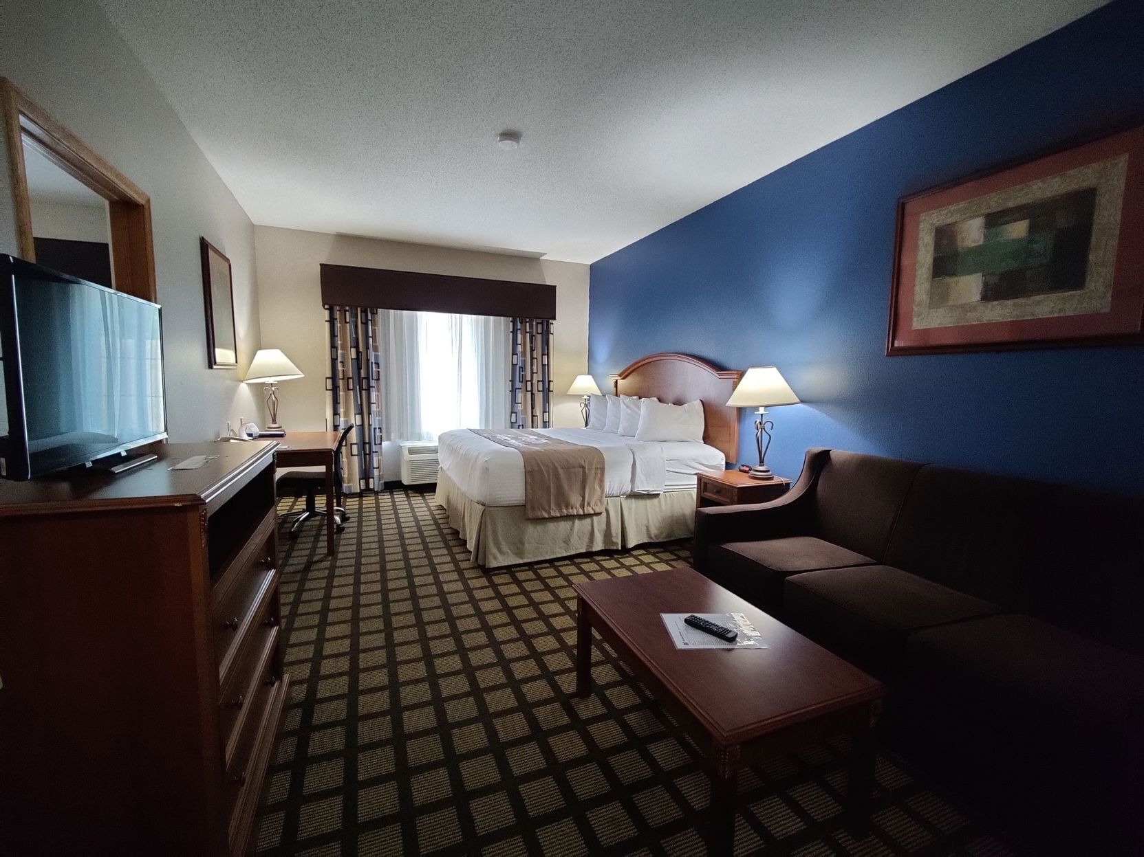 Värdeförvaringsskåp på rummet och strykjärn/strykbräda