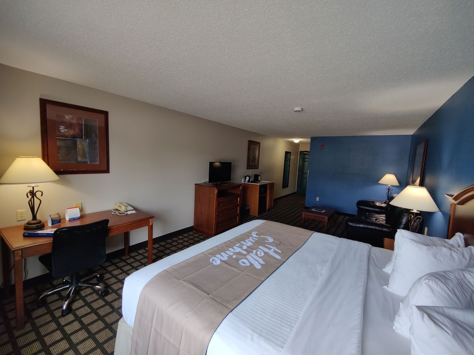 Värdeförvaringsskåp på rummet och strykjärn/strykbräda