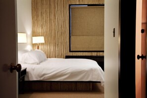 Tabla de planchar con plancha, wifi gratis, ropa de cama y despertador 