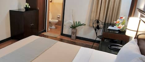 Deluxe Room, 1 Queen Bed | Minibar, desk, rollaway beds, free WiFi