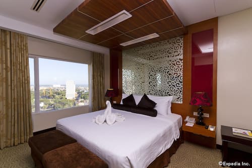 Honeymoon Suite | Minibar, in-room safe, desk, free WiFi