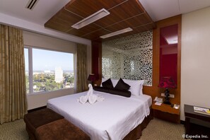 Premier Suite | Minibar, in-room safe, desk, free WiFi