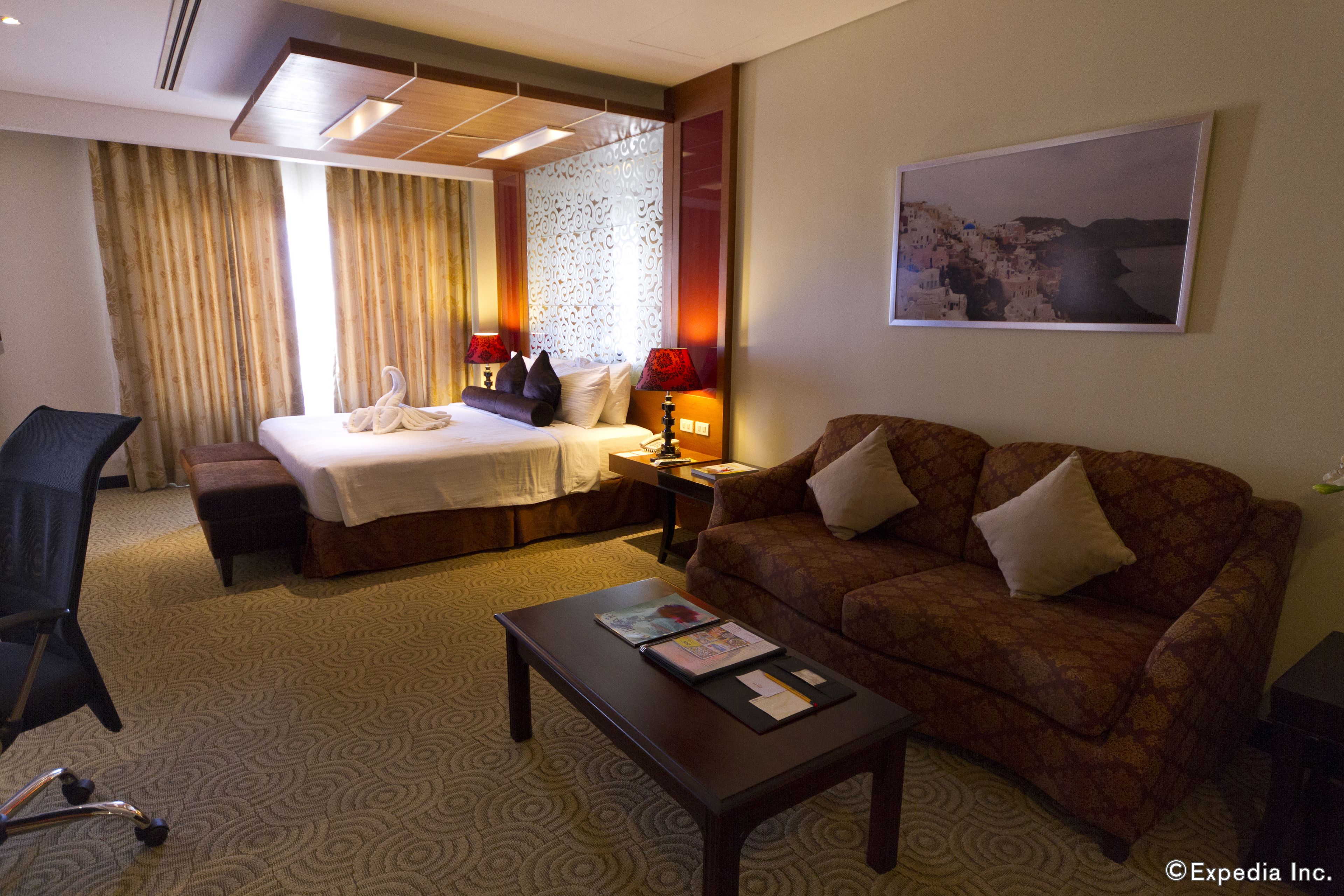 honeymoon suite | minibar, in-room safe, desk, free wifi