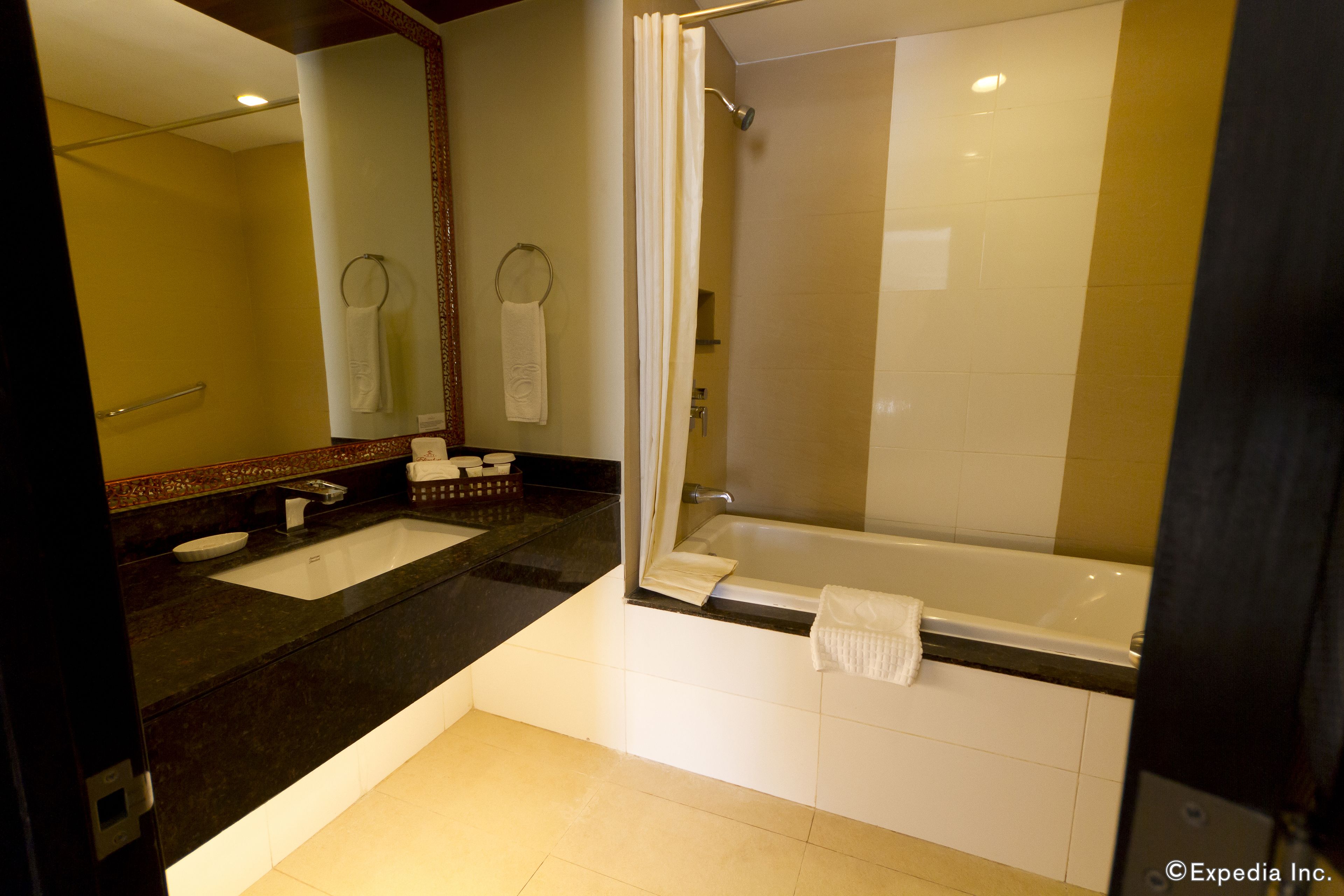 Ein Badezimmer mit Badewanne, Waschbecken und Dusche.