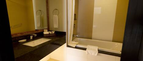 Ein Badezimmer mit Badewanne, Waschbecken und Dusche.