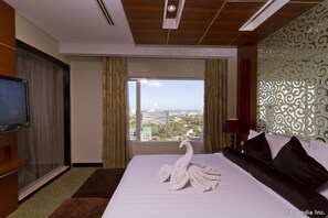 Premier Suite | Minibar, in-room safe, desk, free WiFi - Hotel Elizabeth Cebu (Cebu City)