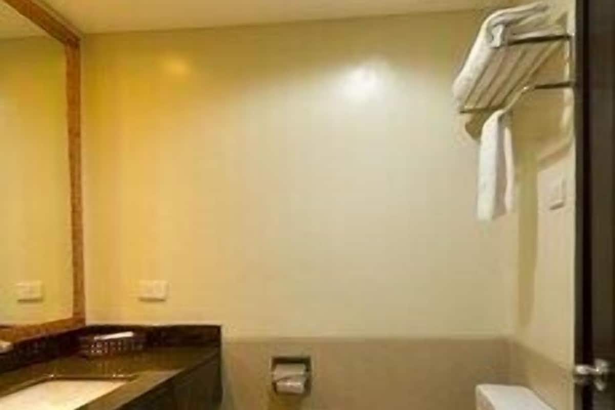 Bathroom | Free toiletries, slippers, towels