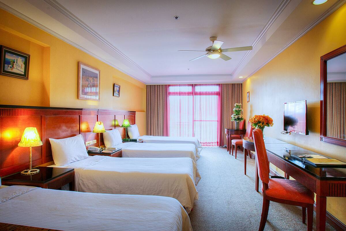 deluxe quadruple room | minibar, in-room safe, desk, rollaway beds