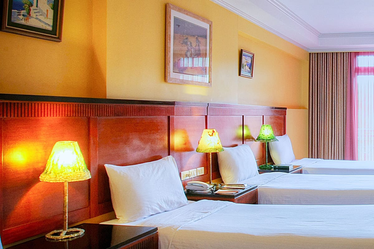 Minibar, värdeförvaringsskåp på rummet, skrivbord och extrasängar