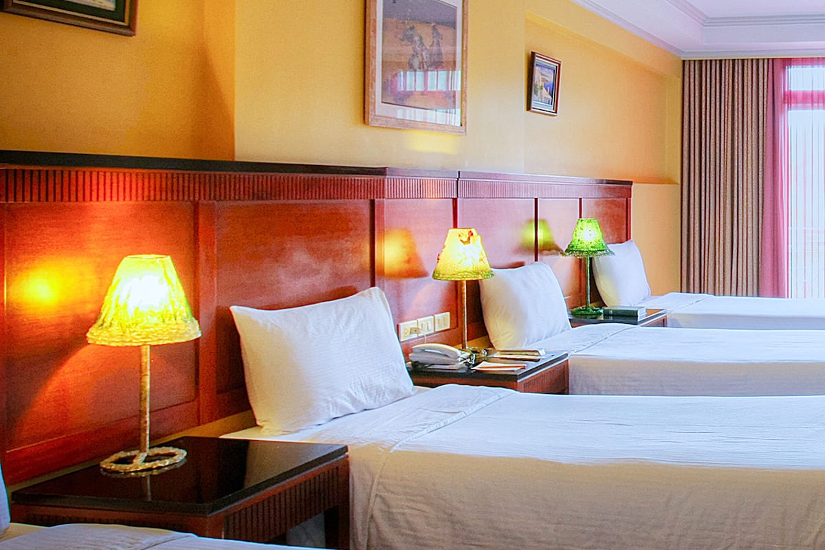 deluxe quadruple room | minibar, in-room safe, desk, rollaway beds