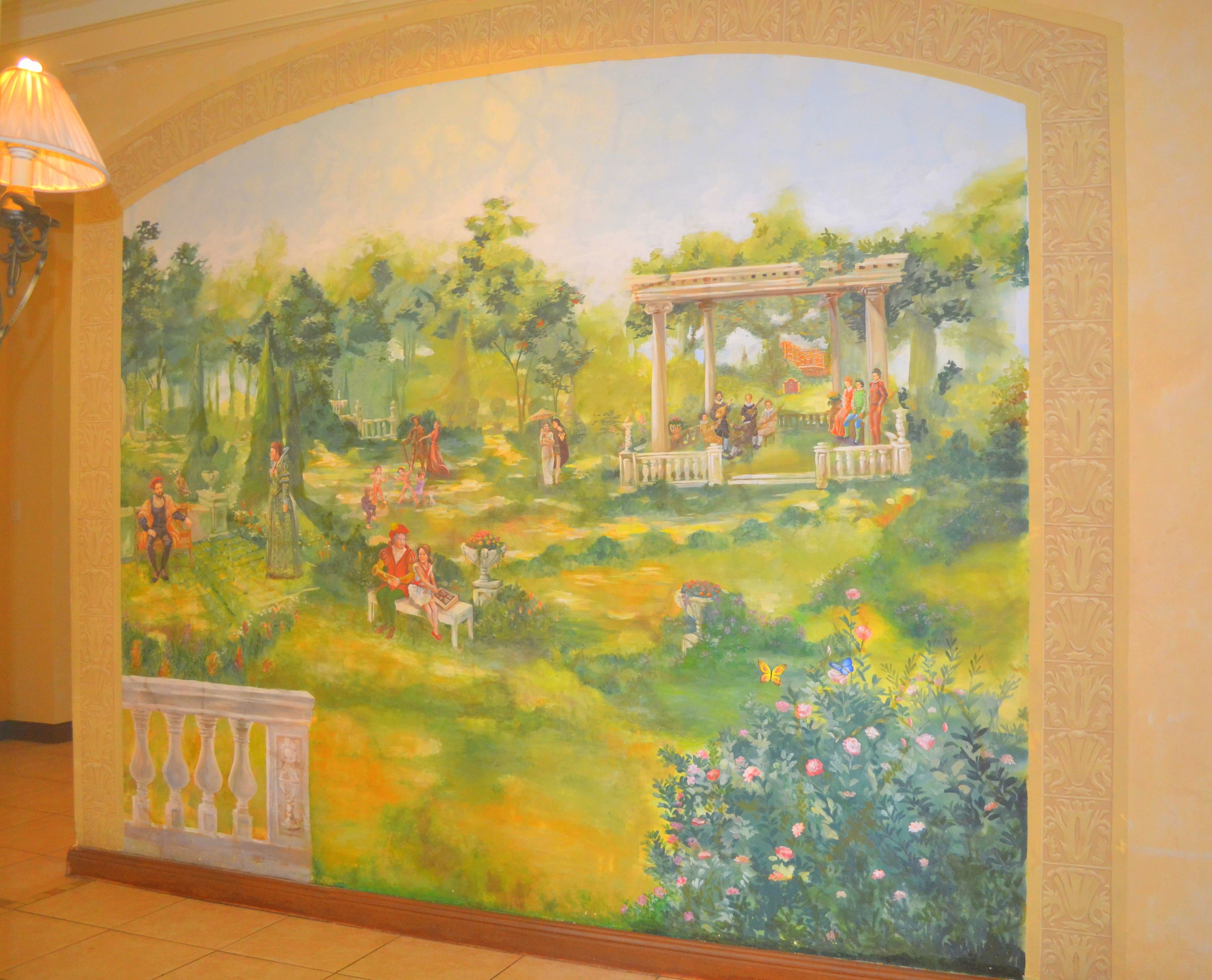 Un mural con una escena de jardín que muestra gente y un pabellón.