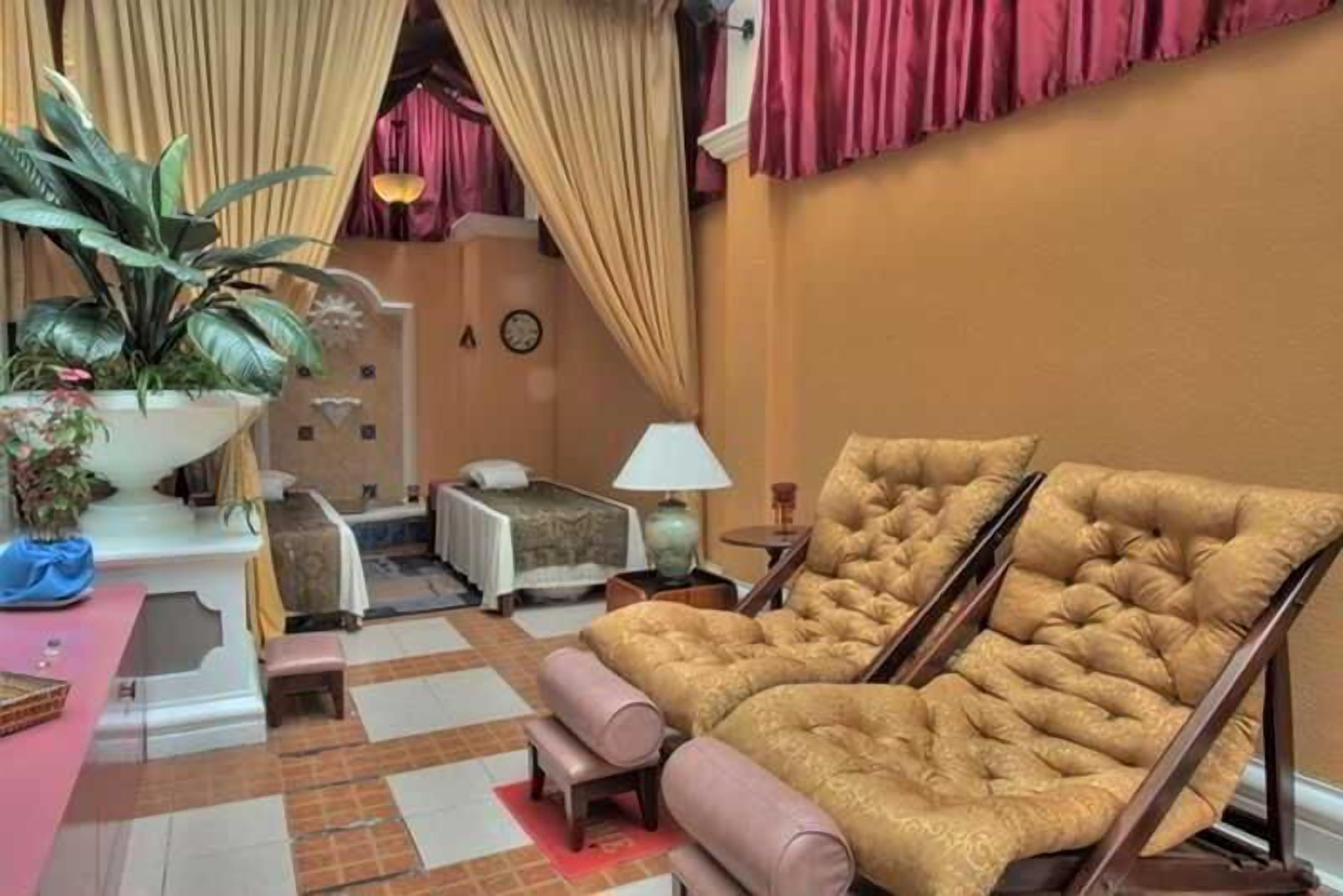 มินิบาร์, ตู้นิรภัยในห้องพัก, โต๊ะทำงาน, เตียงเสริม/เปล