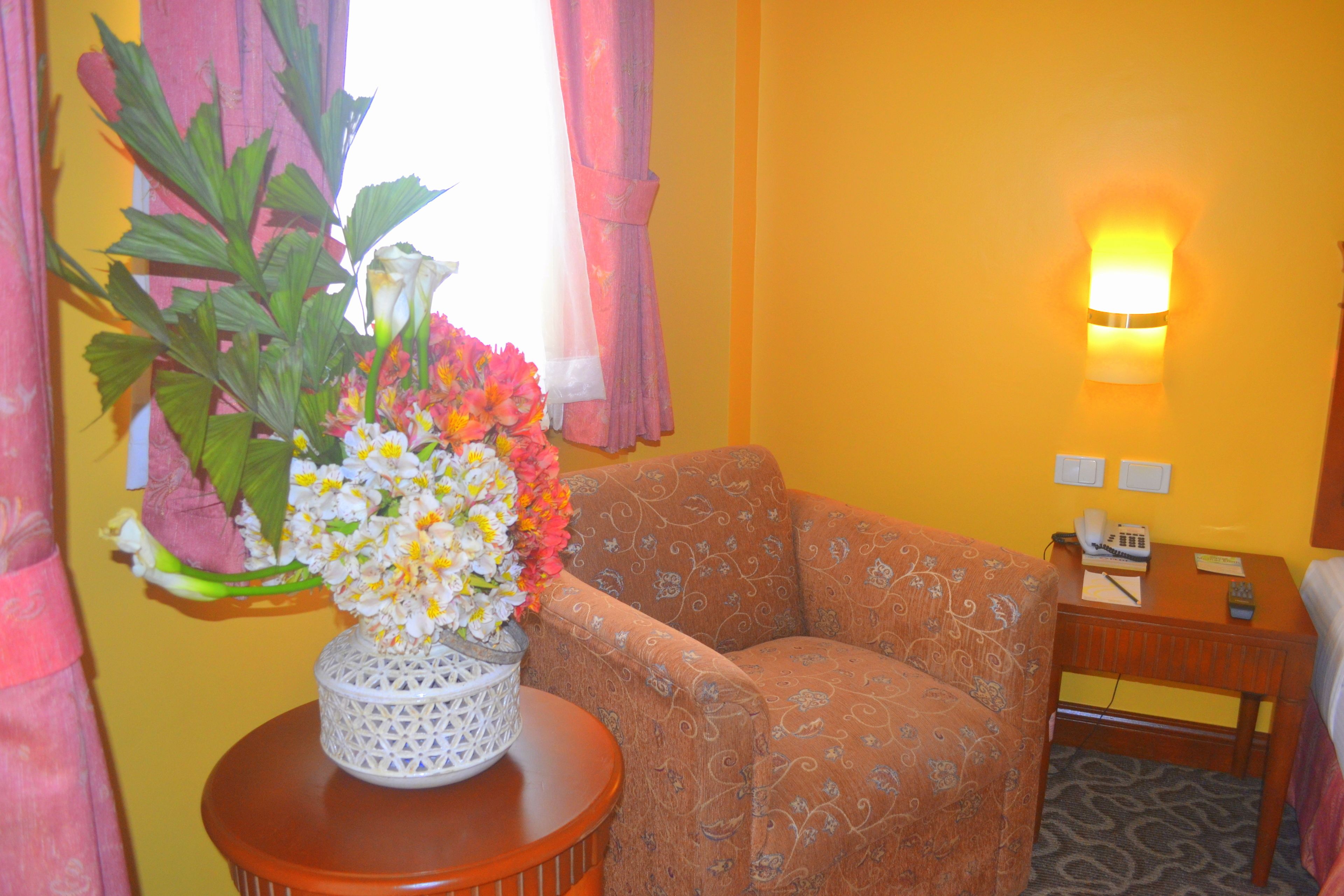 deluxe room | minibar, in-room safe, desk, rollaway beds